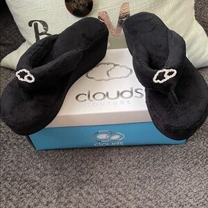 New in Box Clouds Women's Black Slippers With Wedge Style Size 6